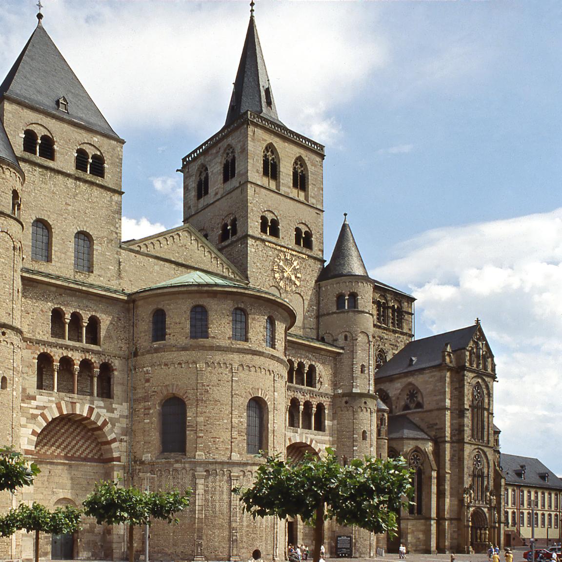 Blick auf die Vorderseite des Trierer Doms. Rechts daneben ist Liebfrauen zu sehen