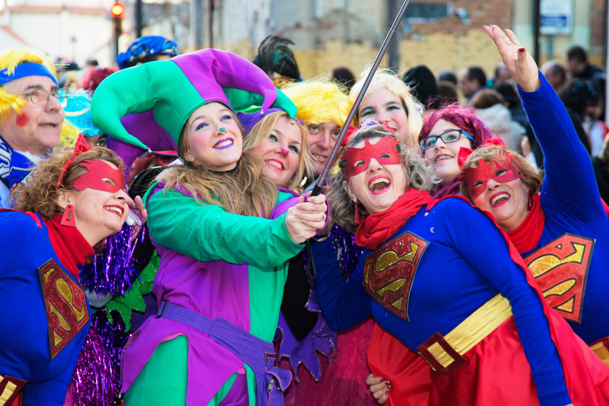 Man sieht eine Gruppe kostümierter Frauen die gemeinsam in ein Handy schauen, um ein Selfie zu machen