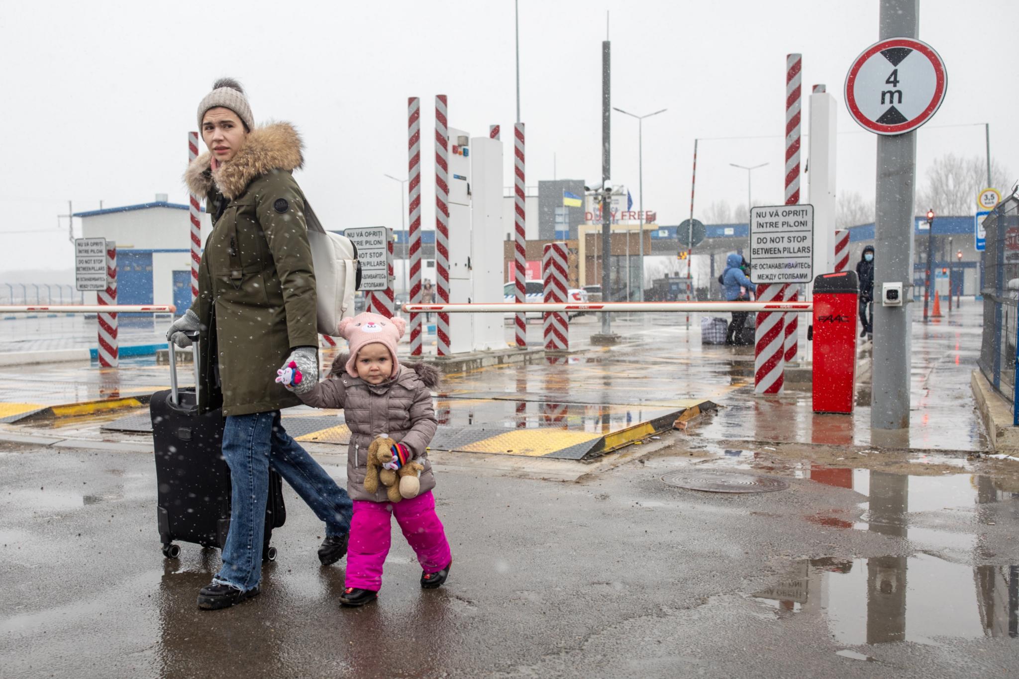 Tamara und ihre kleine Tochter passieren die moldawische Grenze, nachdem sie stundenlang in der Schlange gewartet haben, um Sicherheit zu finden.