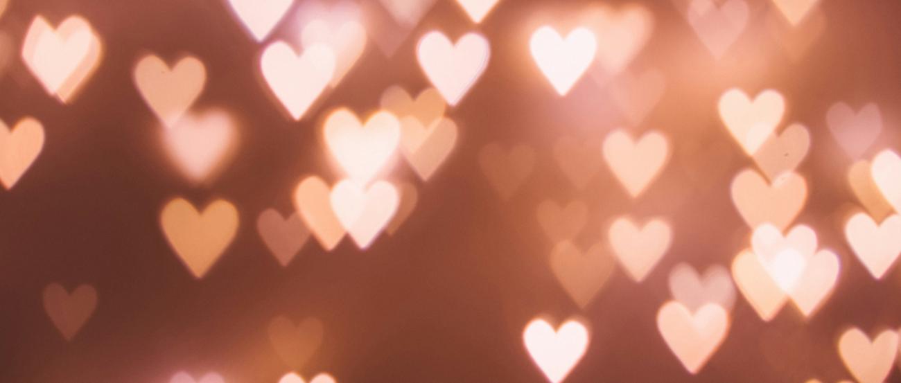 Symbolbild (c) Freestocks / unsplash.com Leuchtende Herzen ähnlich wie der Schein einer Kerze