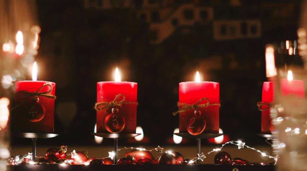 Ein Adventskranz mit vier leuchteten Kerzen