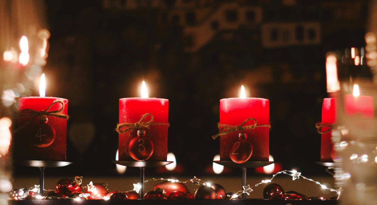 Ein Adventskranz mit vier leuchteten Kerzen