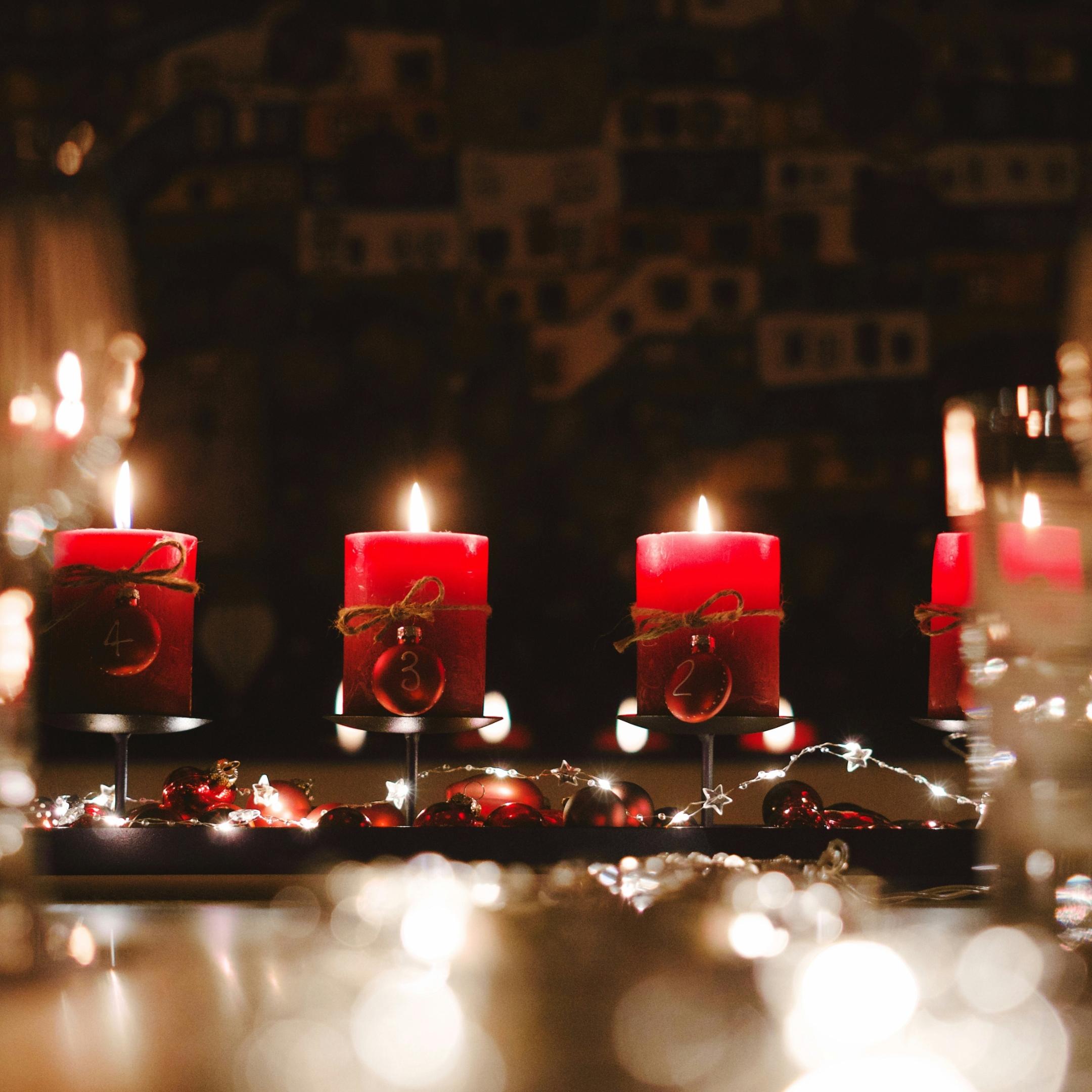 Ein Adventskranz mit vier leuchteten Kerzen (c) Gian Reichmuth / unsplash.com Ein Adventskranz mit vier leuchteten Kerzen