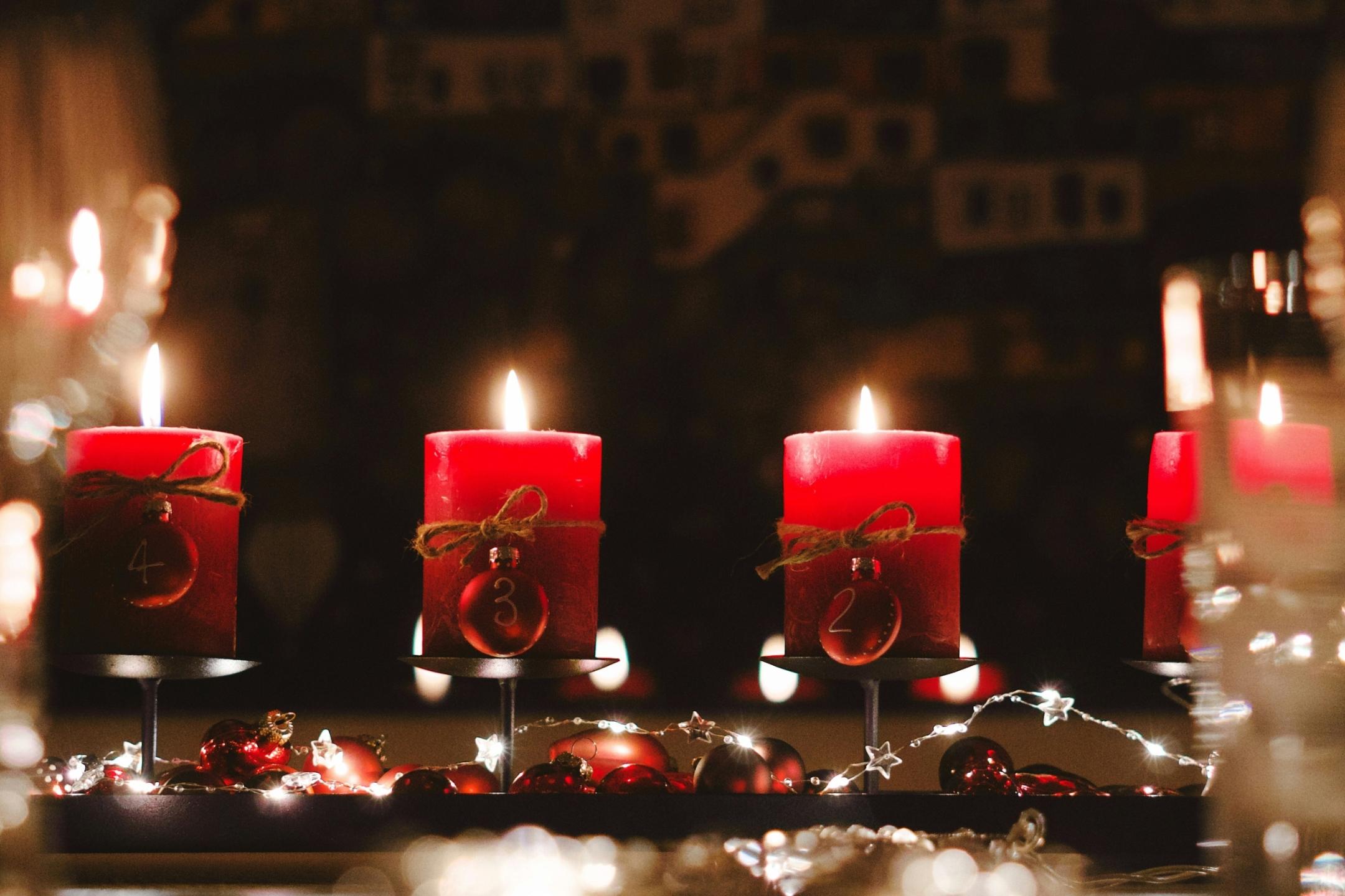 Ein Adventskranz mit vier leuchteten Kerzen