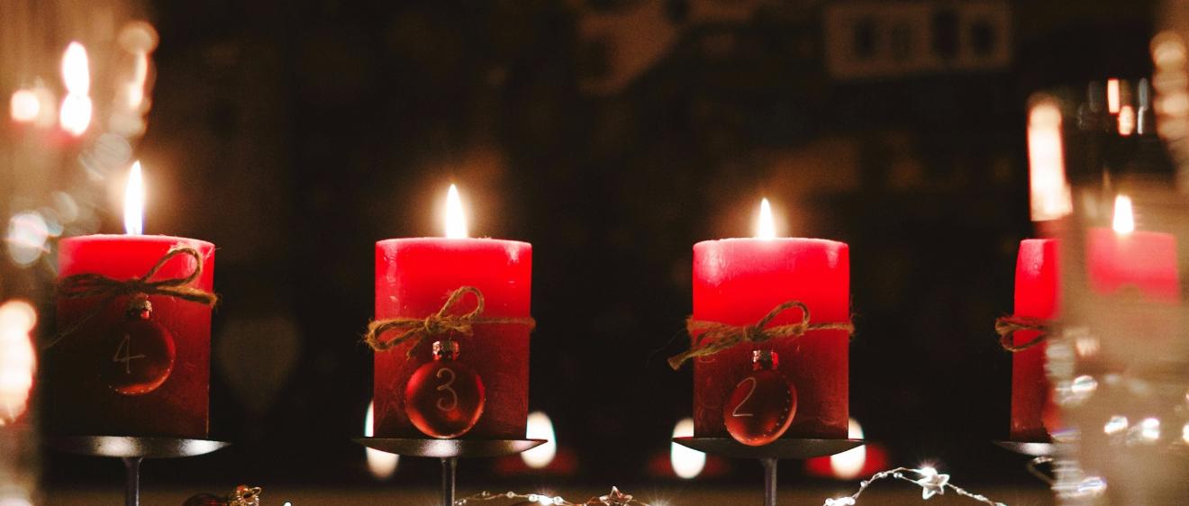Ein Adventskranz mit vier leuchteten Kerzen