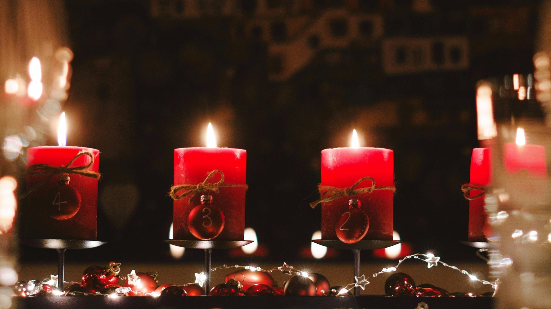 Ein Adventskranz mit vier leuchteten Kerzen