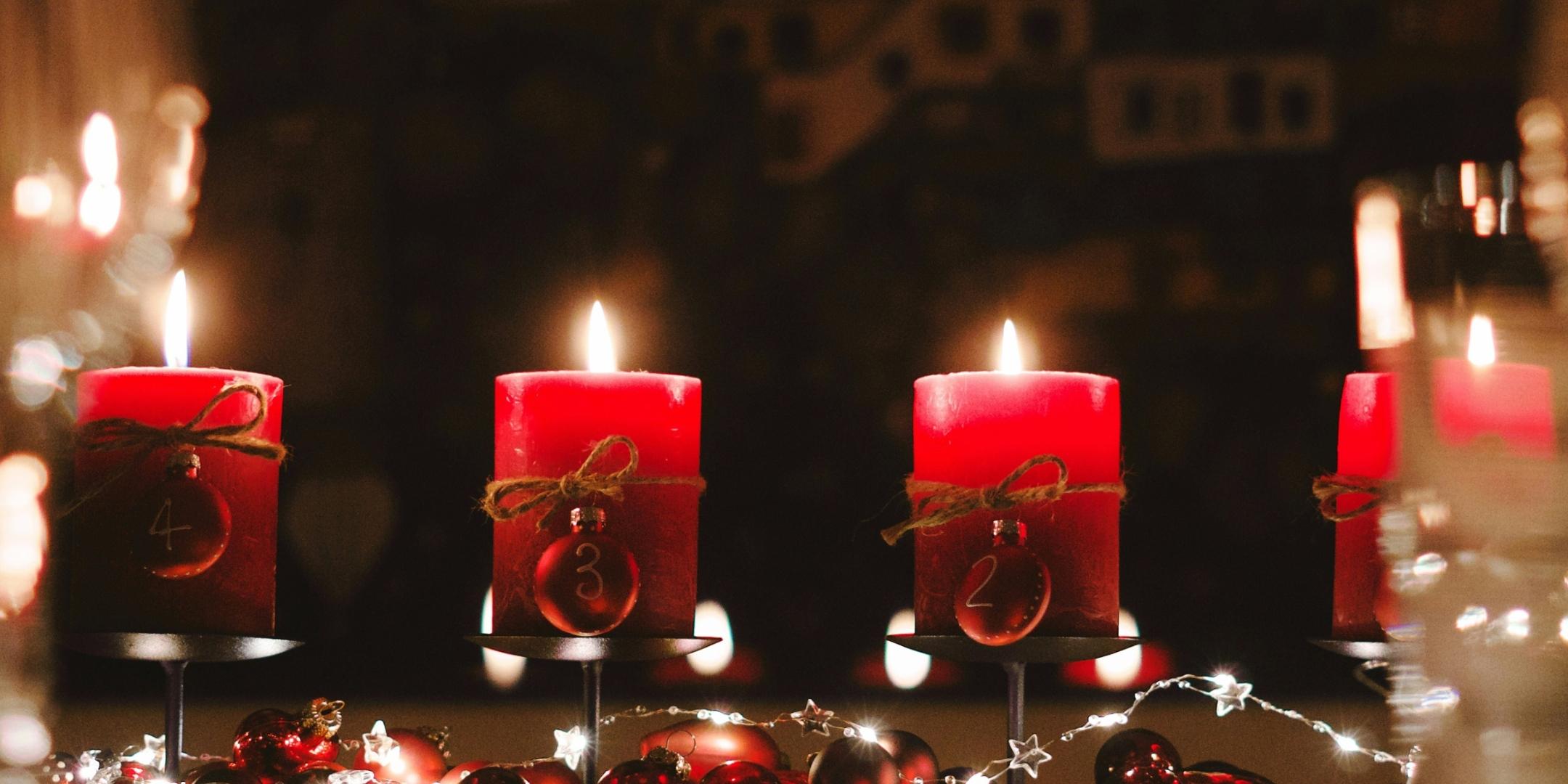 Ein Adventskranz mit vier leuchteten Kerzen