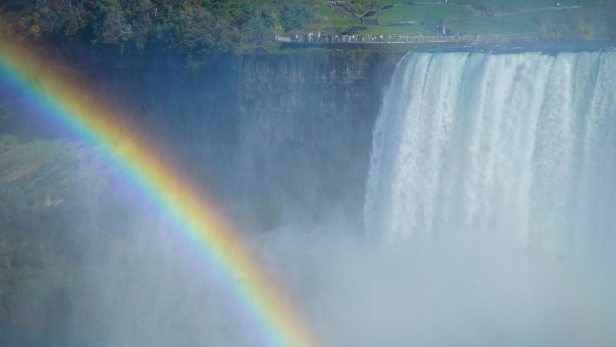 Ein großer Wasserfall, der im Dunst einen Regenbogen erzeugt