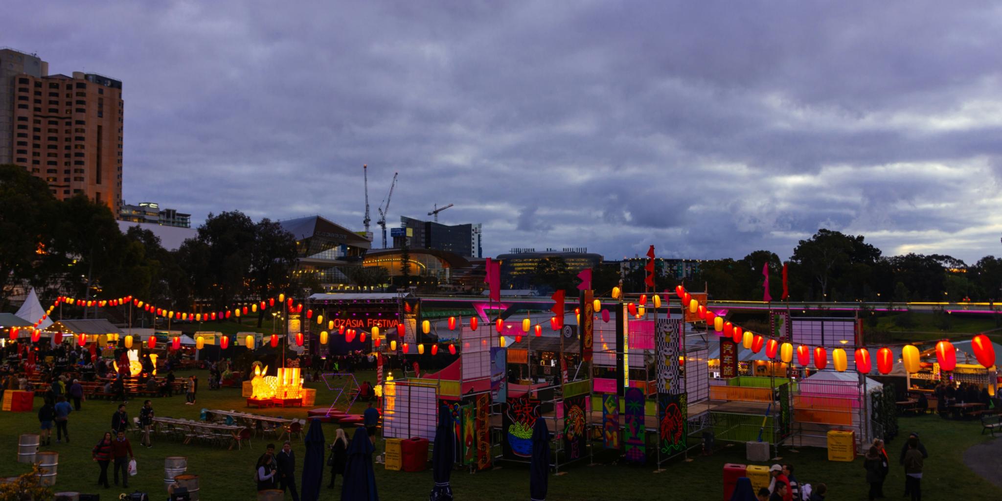 Abendliche Stimmung bei einem Volksfest