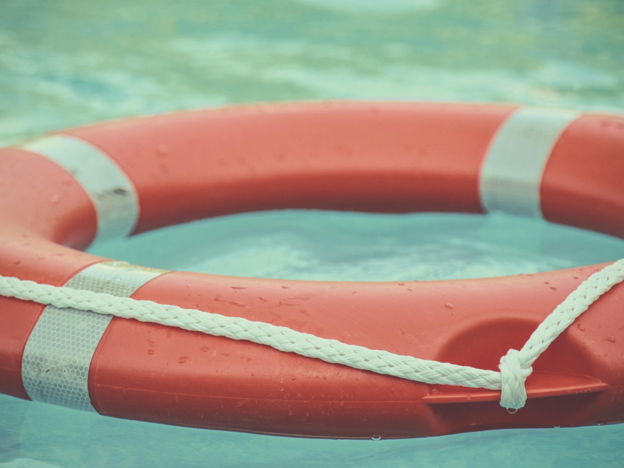 Rettungsring schwimmt auf dem Wasser