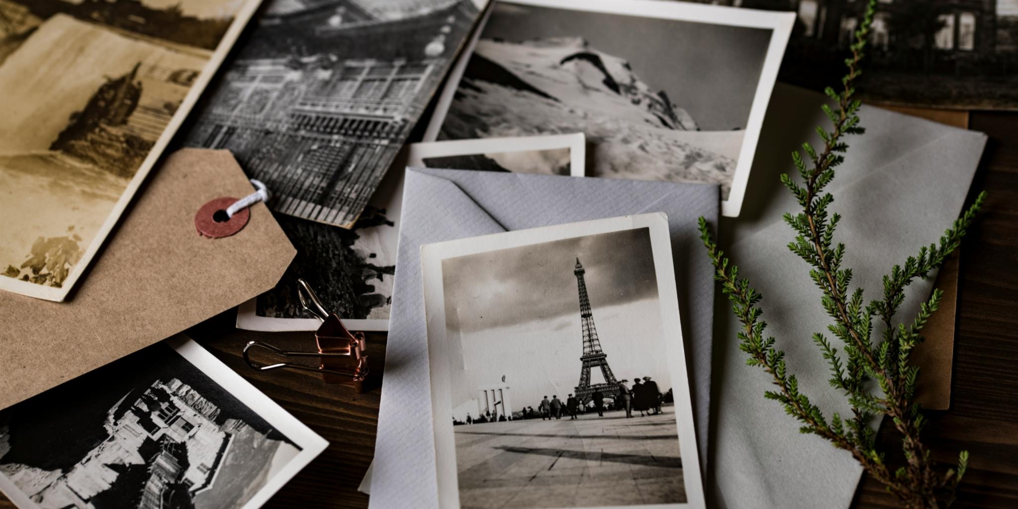 Fotos liegen durcheinander auf einem Tische