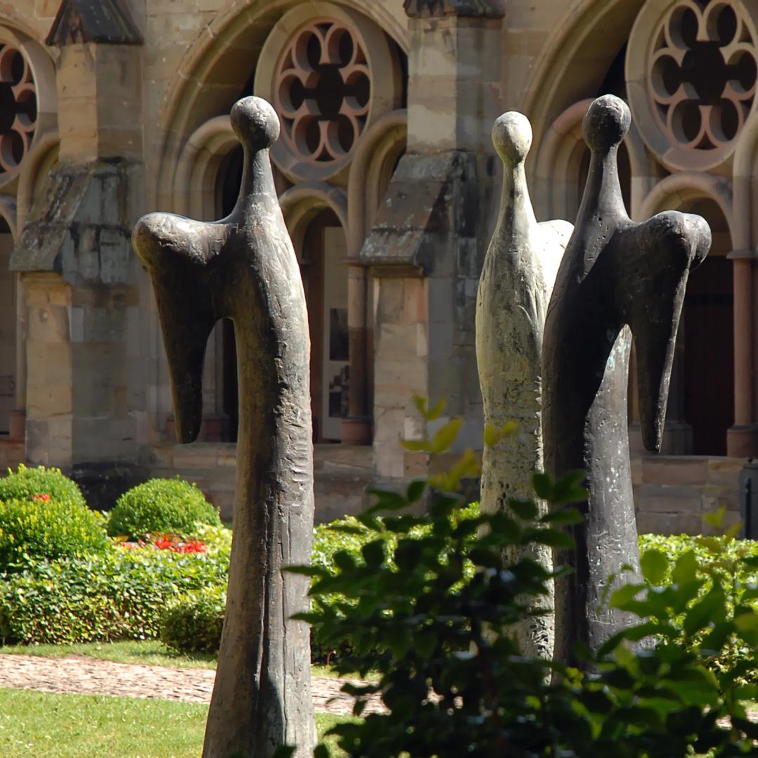 Engelsfiguren aus Stein im Garten des Doms