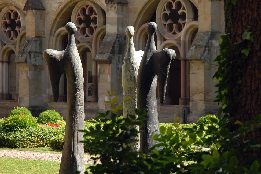 Engelsfiguren aus Stein im Garten des Doms