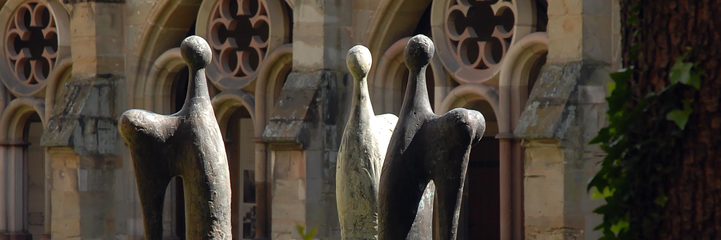 Engelsfiguren aus Stein im Garten des Doms (c) Rita Heyen Engelsfiguren aus Stein im Garten des Doms