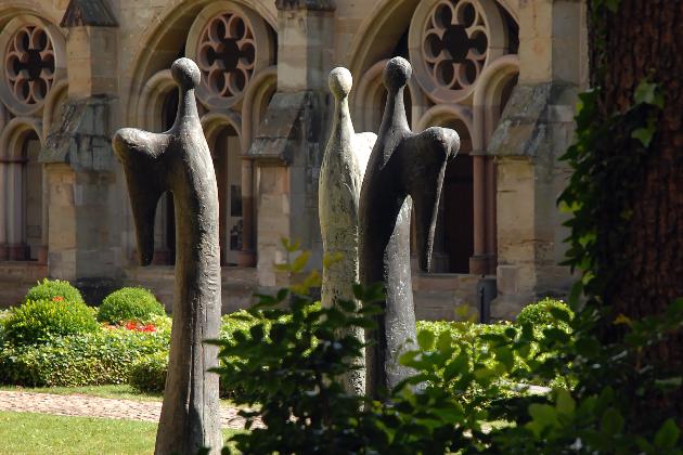 Engelsfiguren aus Stein im Garten des Doms