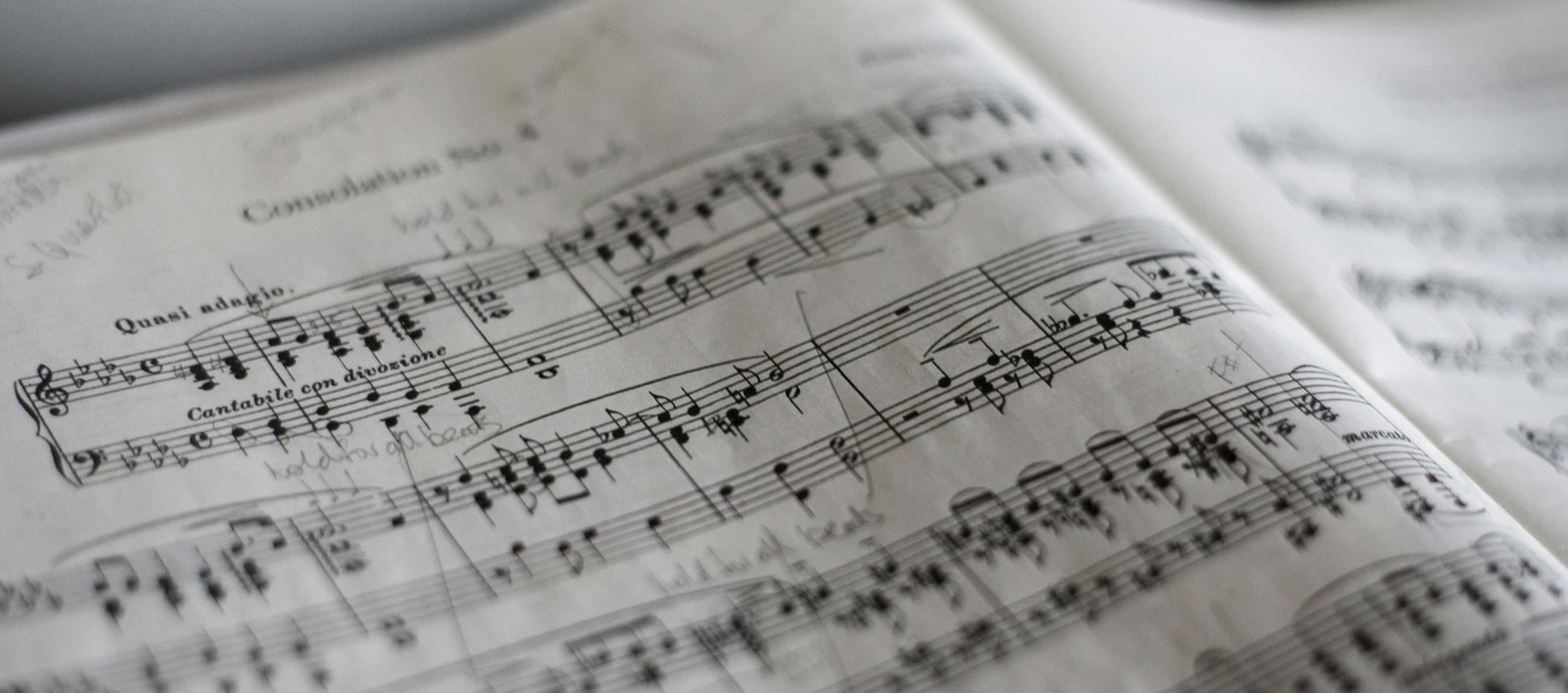 Zwei Seiten eines Heftes mit Musiknoten