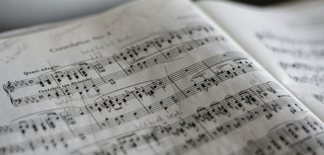 Zwei Seiten eines Heftes mit Musiknoten