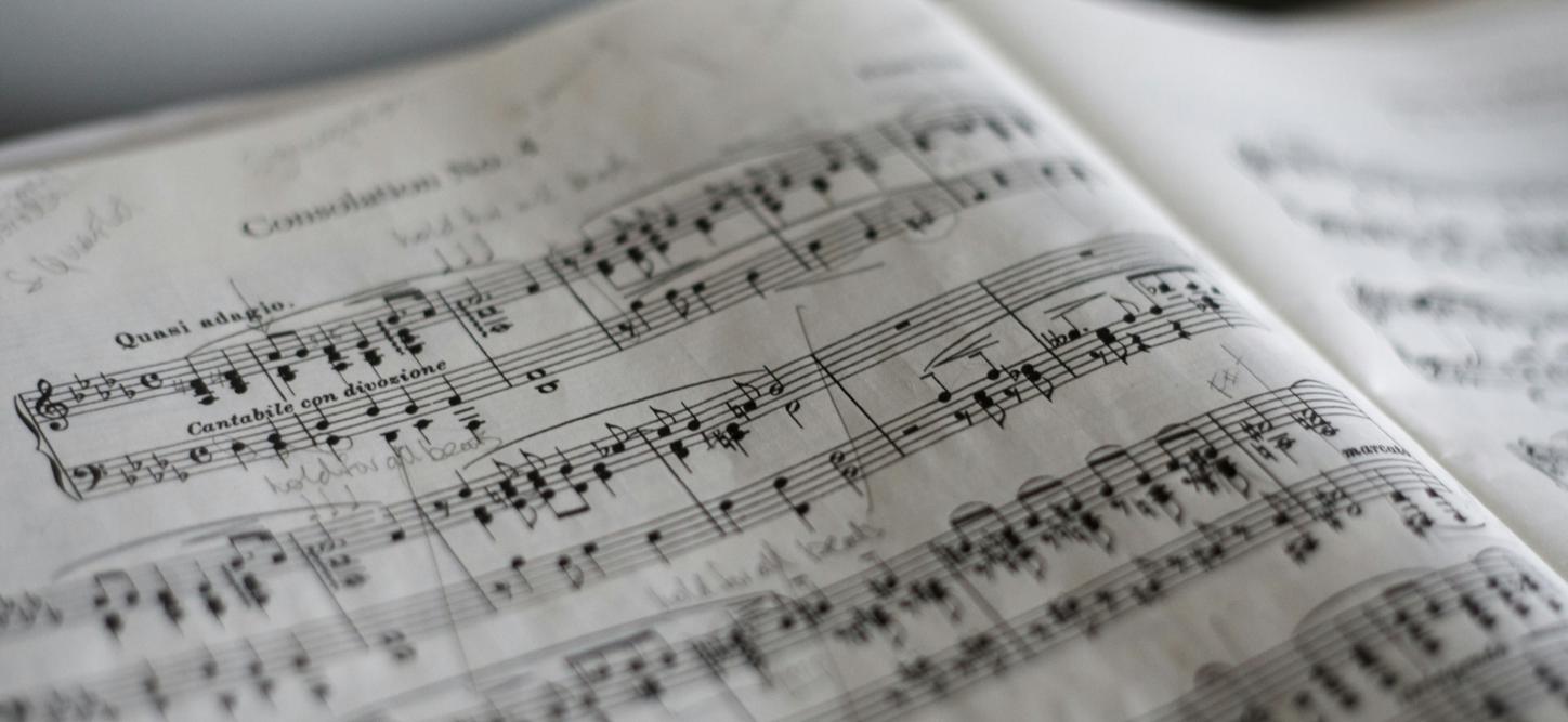 Zwei Seiten eines Heftes mit Musiknoten