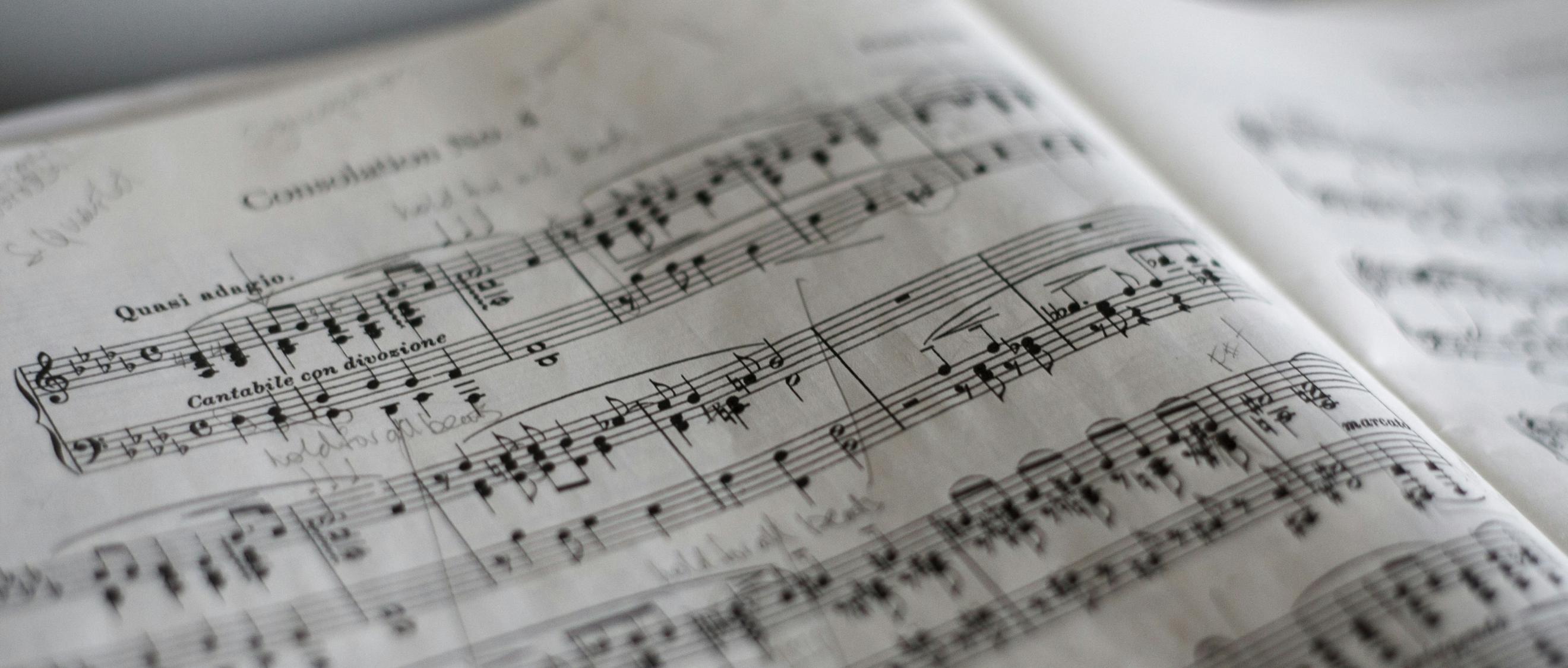 Zwei Seiten eines Heftes mit Musiknoten