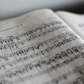 Zwei Seiten eines Heftes mit Musiknoten