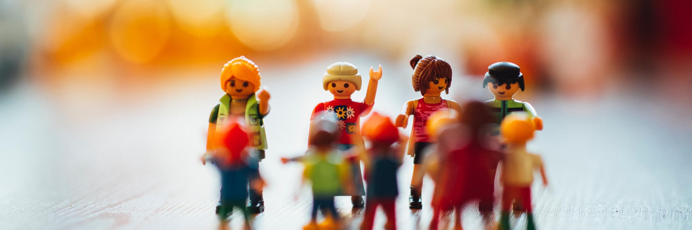 Man sieht eine Gruppe Playmobilmenschen zusammen stehend
