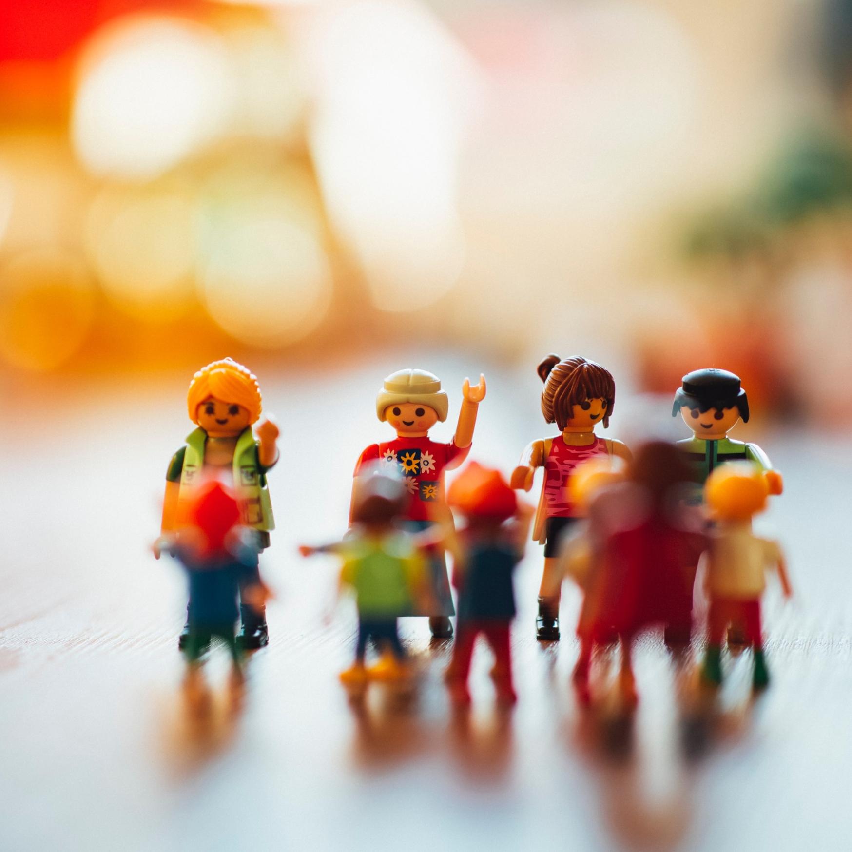Man sieht eine Gruppe Playmobilmenschen zusammen stehend (c) Markus Spiske auf Unsplash Man sieht eine Gruppe Playmobilmenschen zusammen stehend
