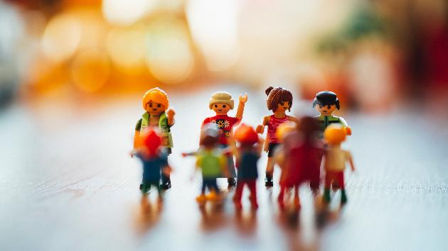 Man sieht eine Gruppe Playmobilmenschen zusammen stehend