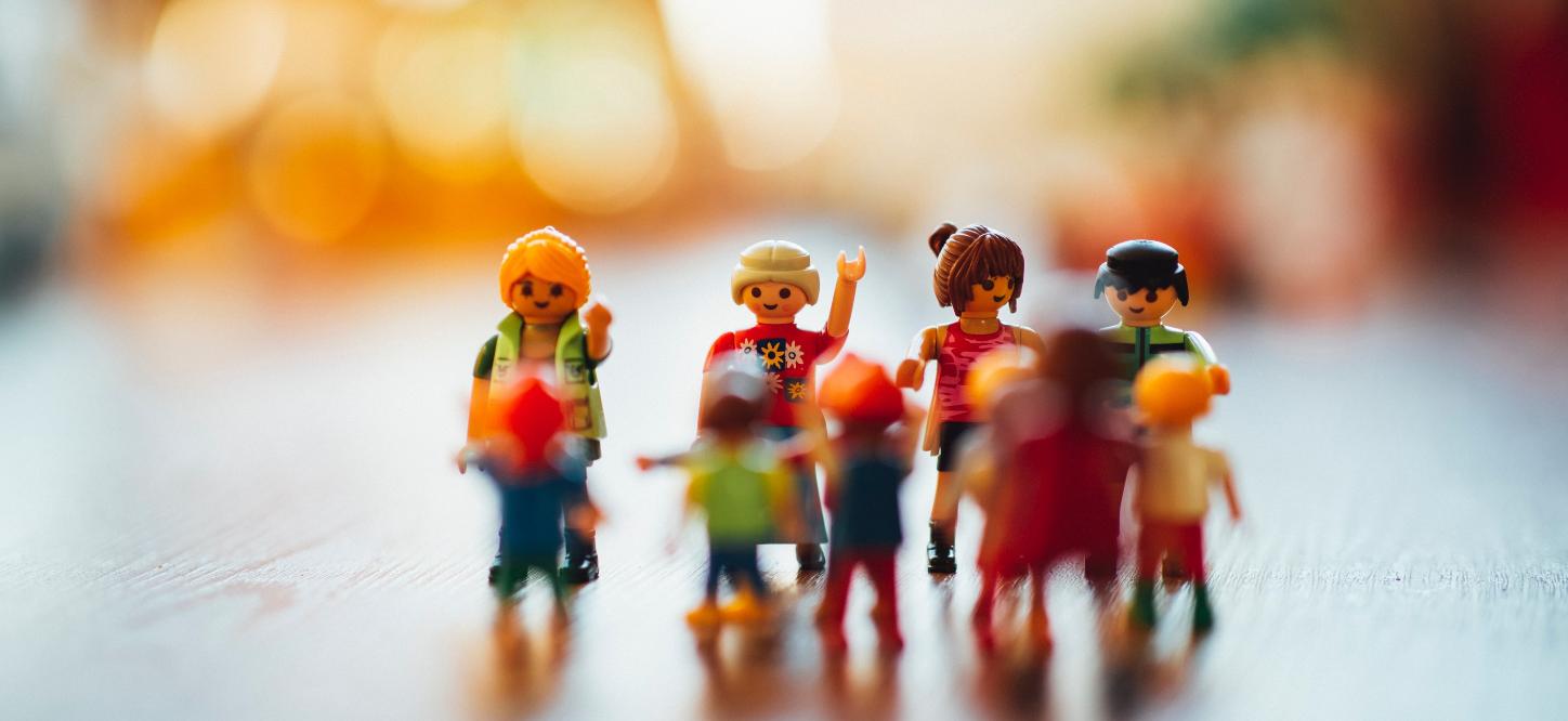 Man sieht eine Gruppe Playmobilmenschen zusammen stehend