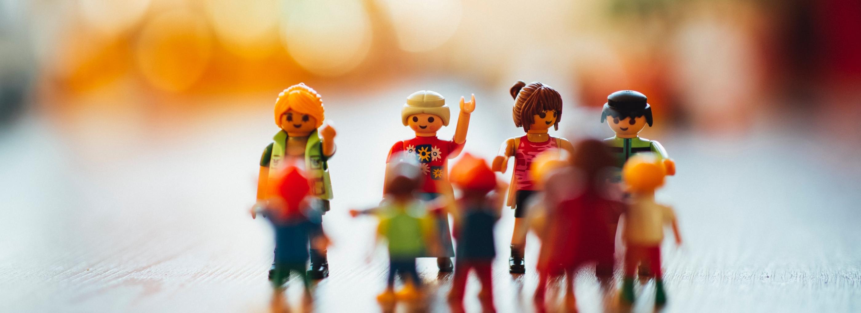 Man sieht eine Gruppe Playmobilmenschen zusammen stehend
