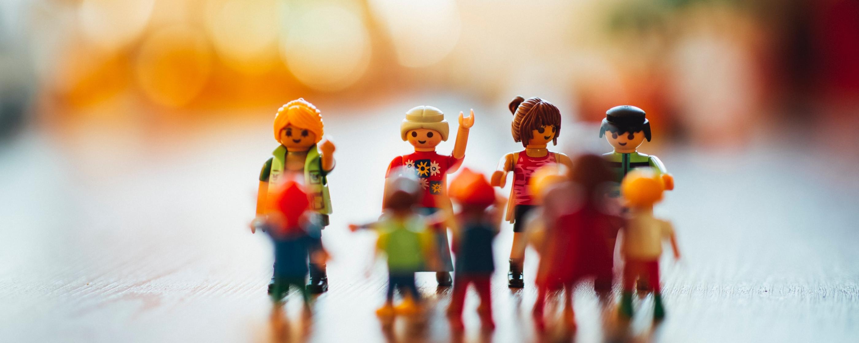 Man sieht eine Gruppe Playmobilmenschen zusammen stehend