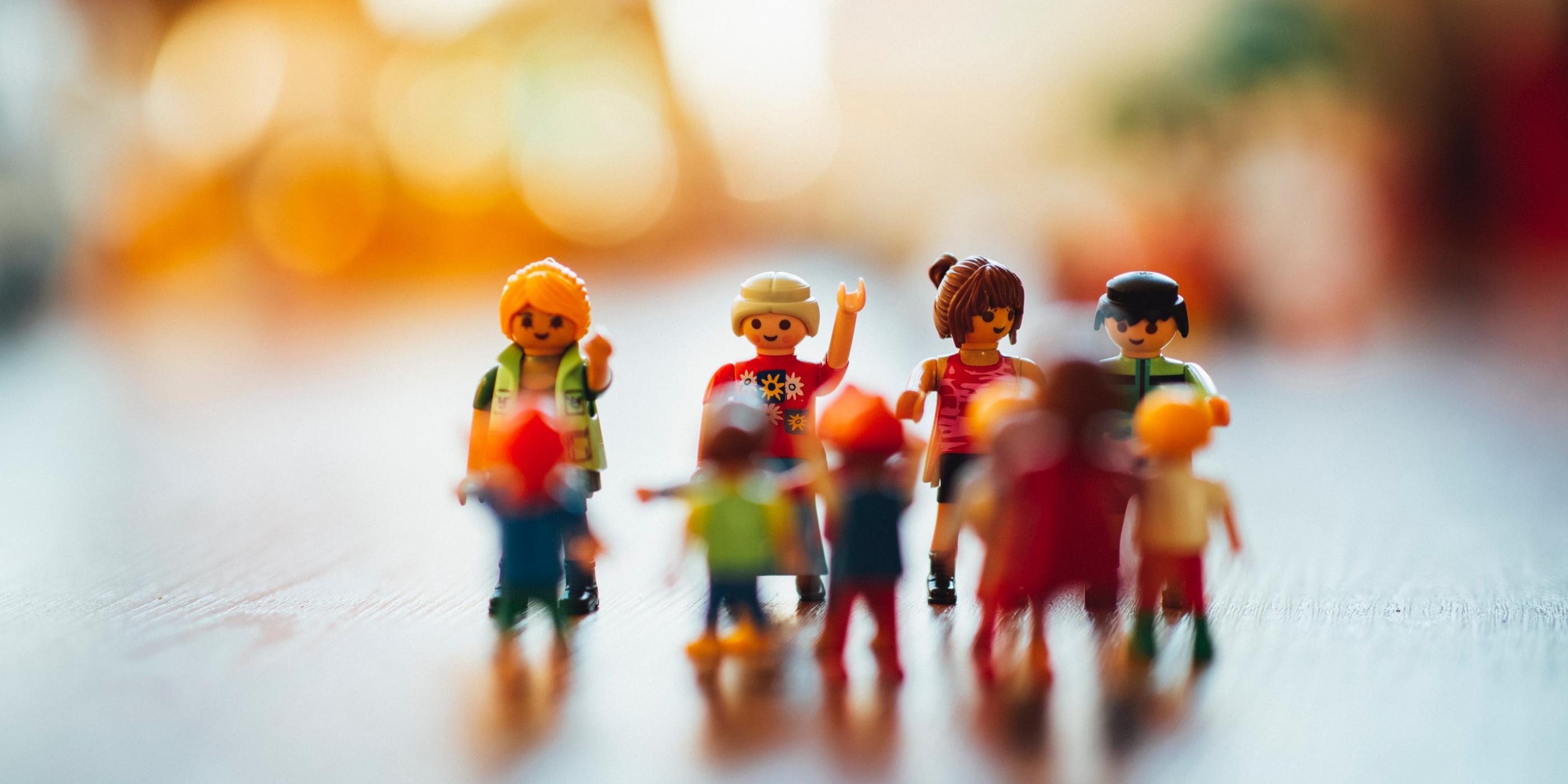 Man sieht eine Gruppe Playmobilmenschen zusammen stehend