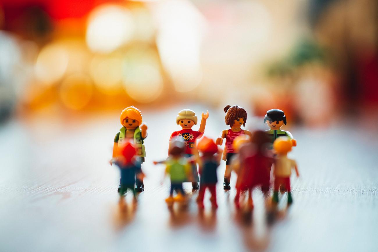 Unser Team (c) Markus Spiske auf Unsplash Man sieht eine Gruppe Playmobilmenschen zusammen stehend