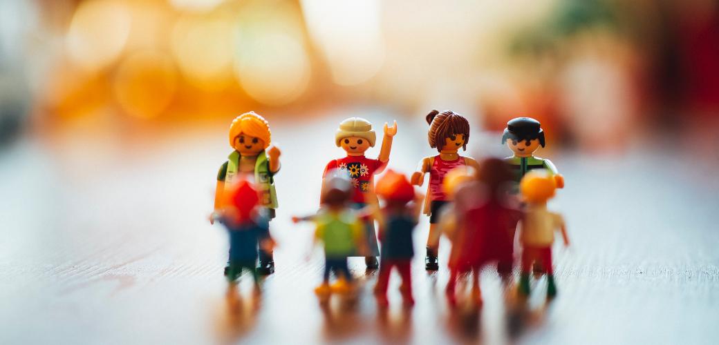 Man sieht eine Gruppe Playmobilmenschen zusammen stehend