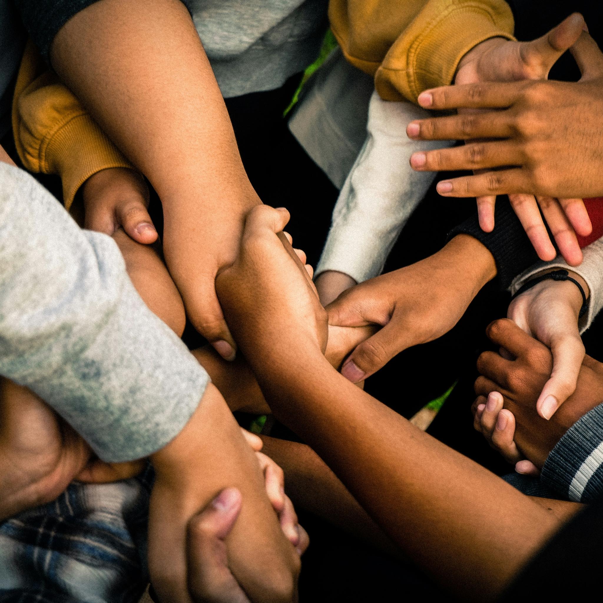 Verschiedene Hände unterschiedlicher Hautfarbe greifen ineinander (c) unsplash.com Verschiedene Hände unterschiedlicher Hautfarbe greifen ineinander