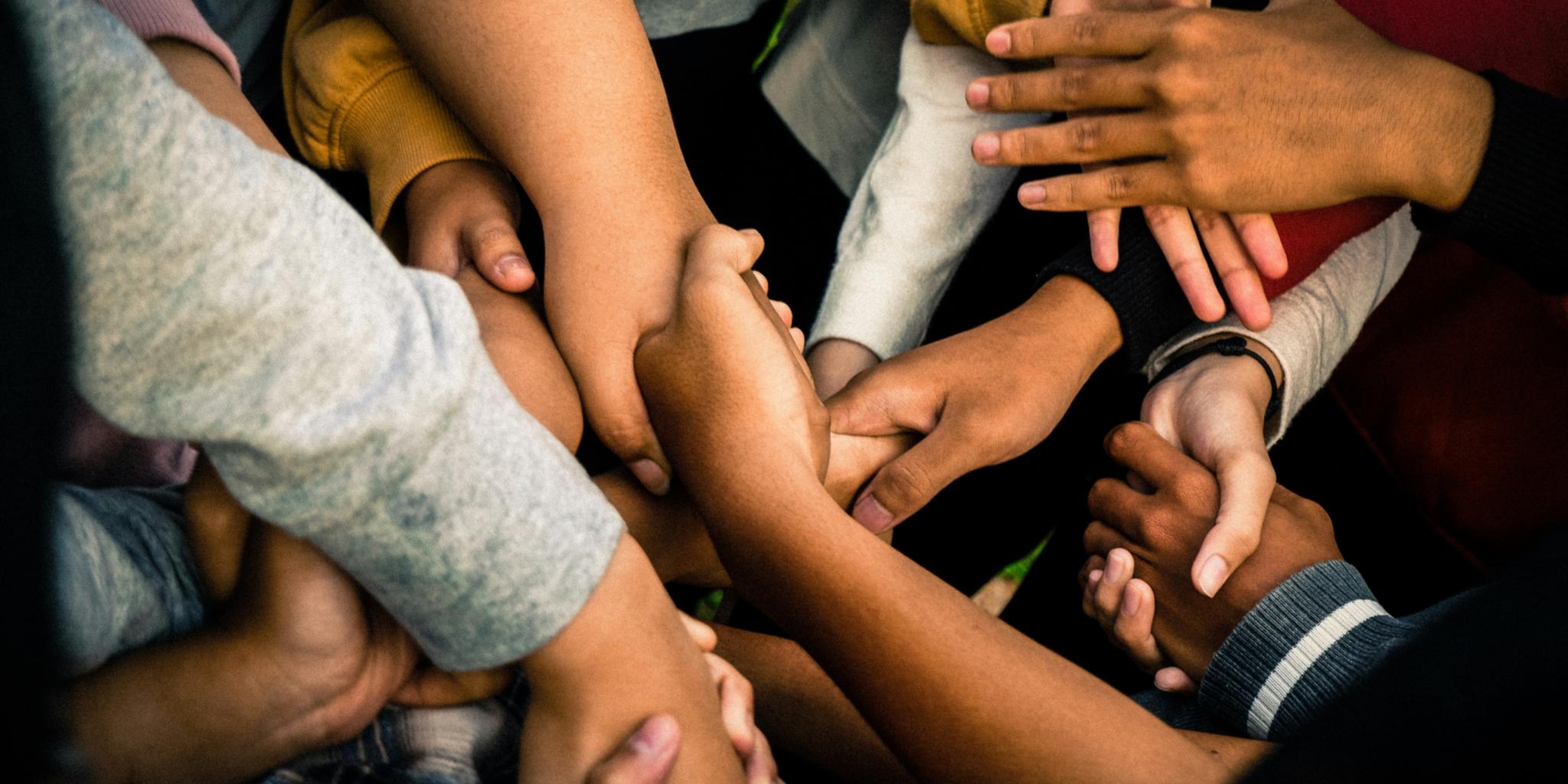 Verschiedene Hände unterschiedlicher Hautfarbe greifen ineinander (c) unsplash.com Verschiedene Hände unterschiedlicher Hautfarbe greifen ineinander