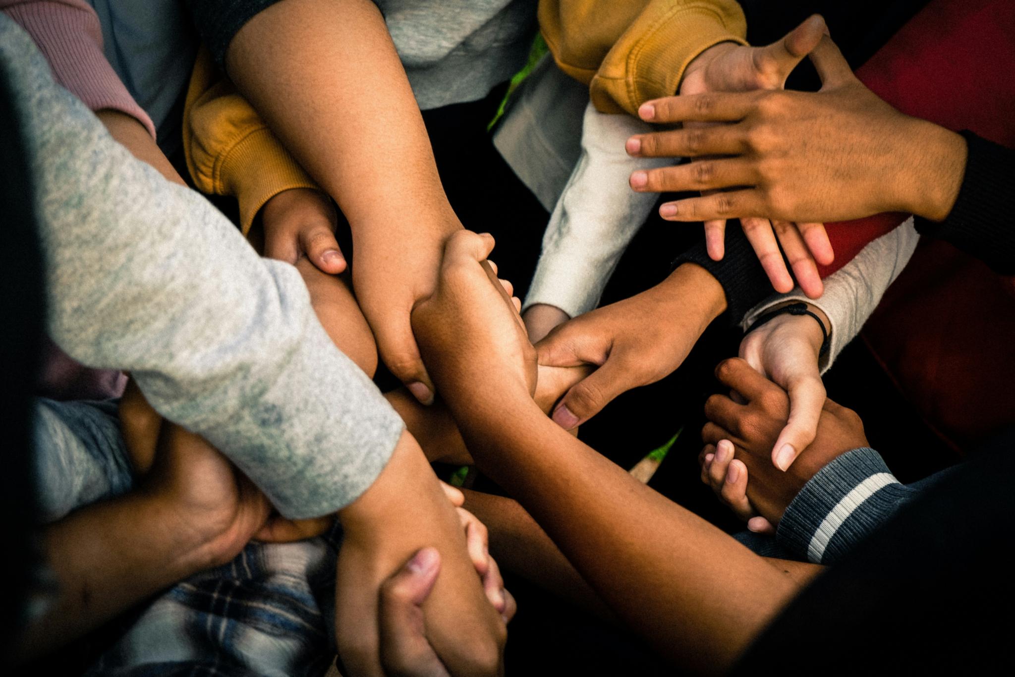 Verschiedene Hände unterschiedlicher Hautfarbe greifen ineinander (c) unsplash.com Verschiedene Hände unterschiedlicher Hautfarbe greifen ineinander