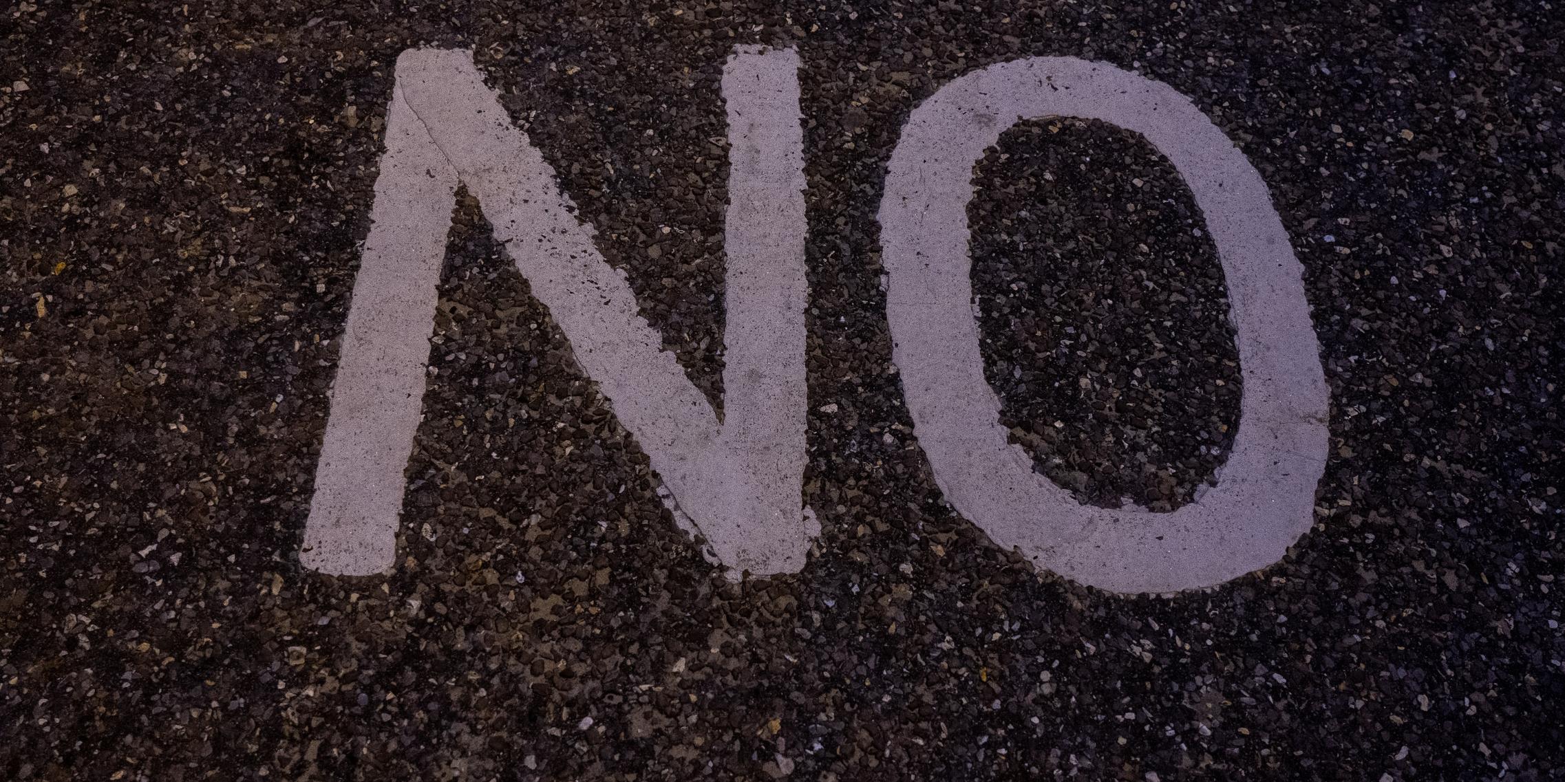 Auf einer Straße ist No, das englische Wort für nein aufgemalt