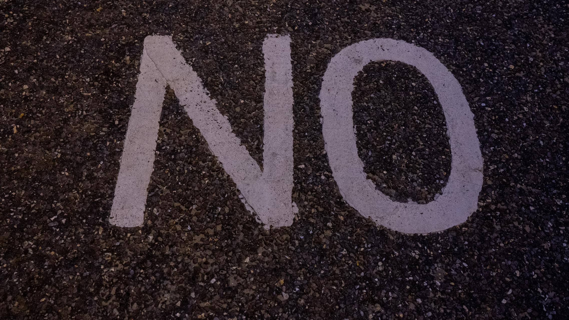 Auf einer Straße ist No, das englische Wort für nein aufgemalt