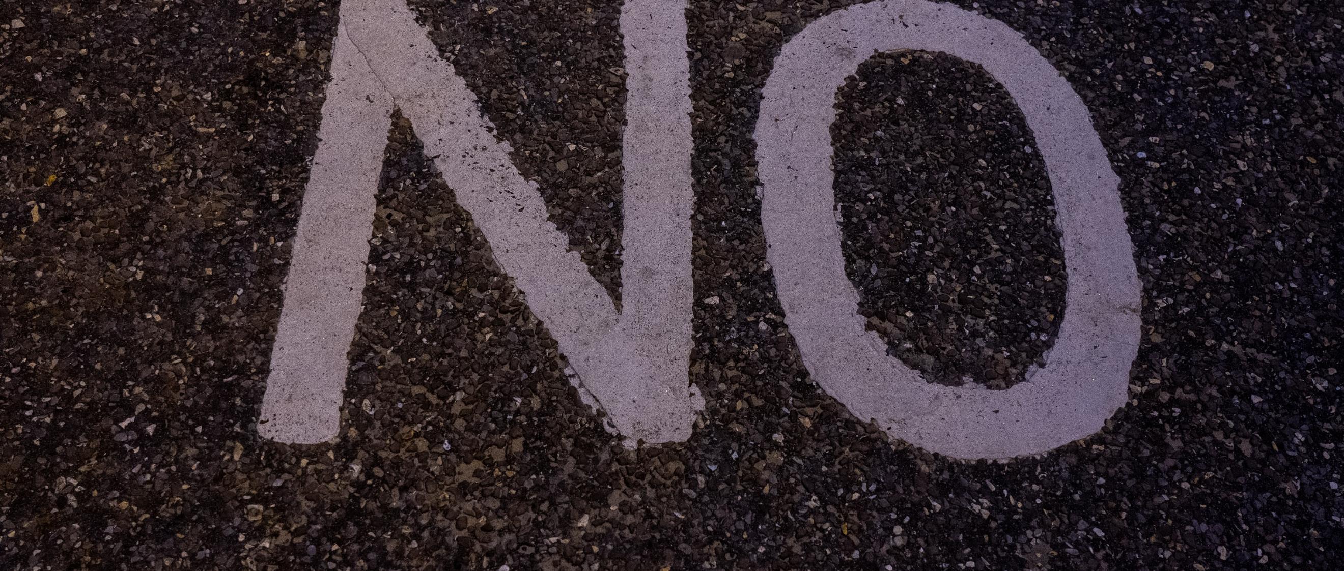 Auf einer Straße ist No, das englische Wort für nein aufgemalt