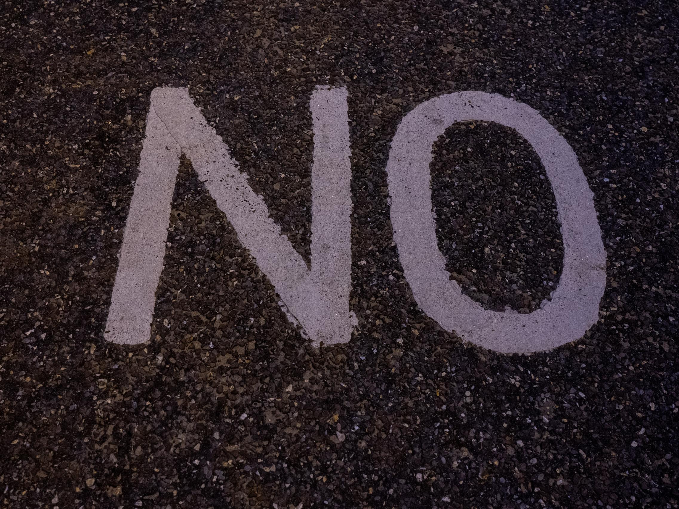 Auf einer Straße ist No, das englische Wort für nein aufgemalt