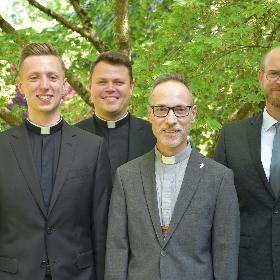 (vlnr) Antonio Jagodin, Regens Tim Sturm, Heinz-Peter Wilbertz, Spiritual Jan Lehmann (c) Sarah Schött/ Paulinus Gruppenfoto der beiden Priesteramtskandidaten zusammen mit Spiritual Jan Lehmann und Regens Tim Sturm