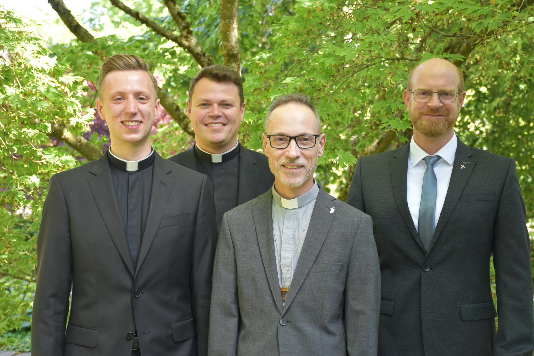 Gruppenfoto der beiden Priesteramtskandidaten zusammen mit Spiritual Jan Lehmann und Regens Tim Sturm