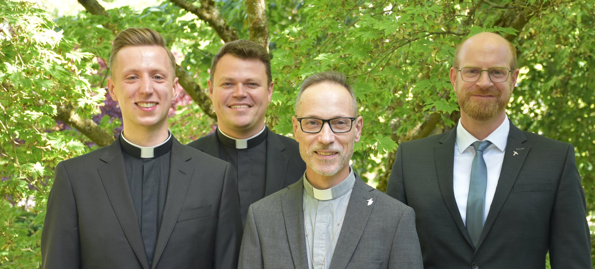 Gruppenfoto der beiden Priesteramtskandidaten zusammen mit Spiritual Jan Lehmann und Regens Tim Sturm