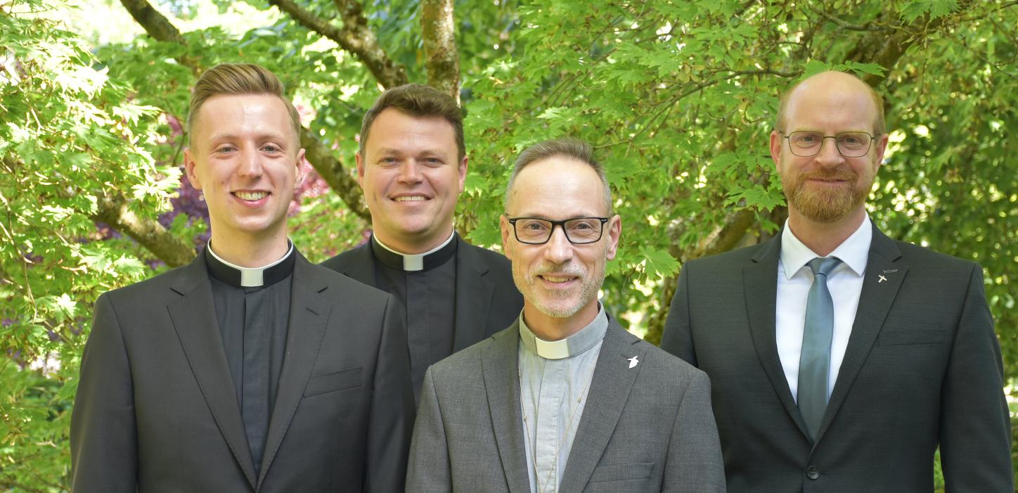 Gruppenfoto der beiden Priesteramtskandidaten zusammen mit Spiritual Jan Lehmann und Regens Tim Sturm