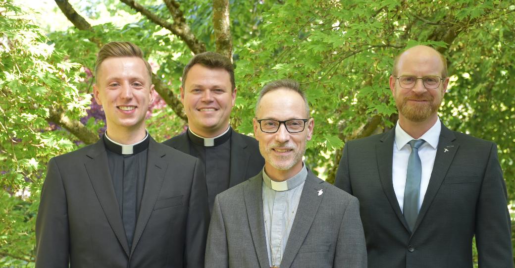 Gruppenfoto der beiden Priesteramtskandidaten zusammen mit Spiritual Jan Lehmann und Regens Tim Sturm