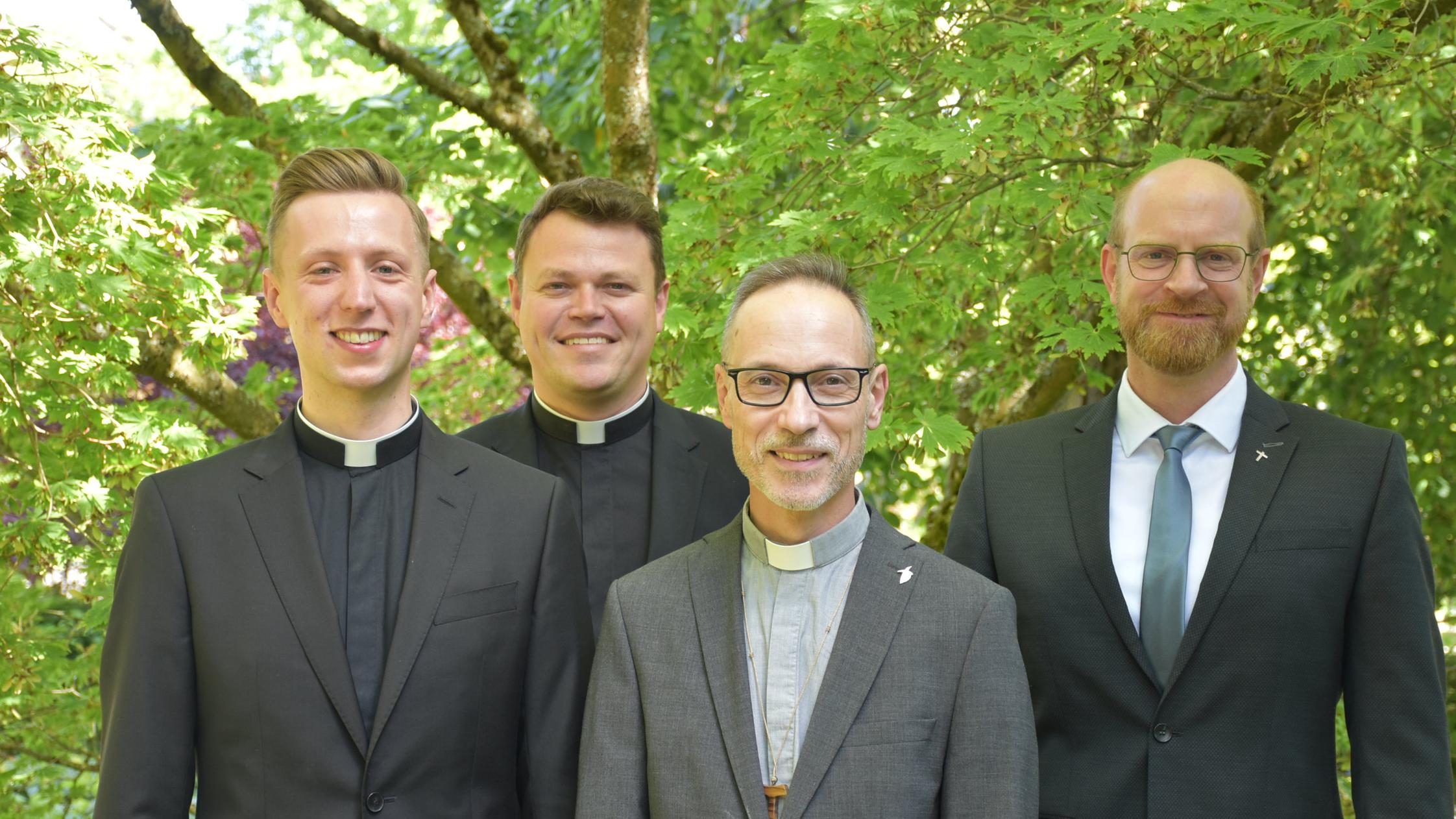 Gruppenfoto der beiden Priesteramtskandidaten zusammen mit Spiritual Jan Lehmann und Regens Tim Sturm