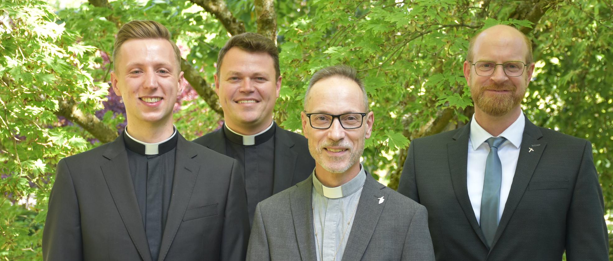 Gruppenfoto der beiden Priesteramtskandidaten zusammen mit Spiritual Jan Lehmann und Regens Tim Sturm
