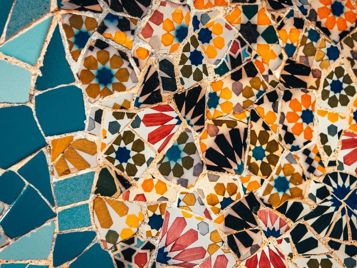 blau- und orange-weiße Mosaiken mit Blumenmustern