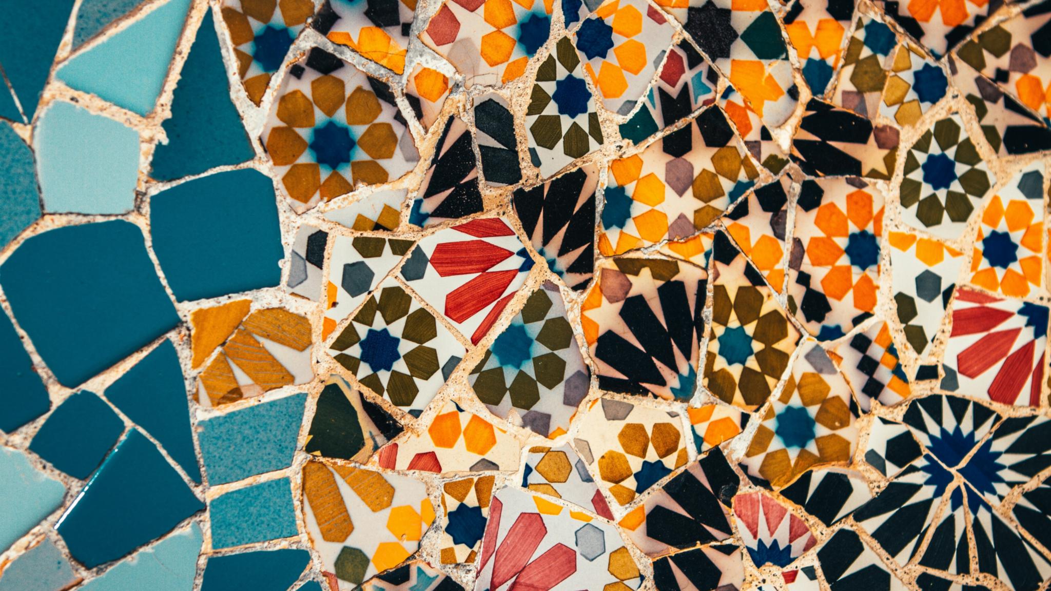 blau- und orange-weiße Mosaiken mit Blumenmustern