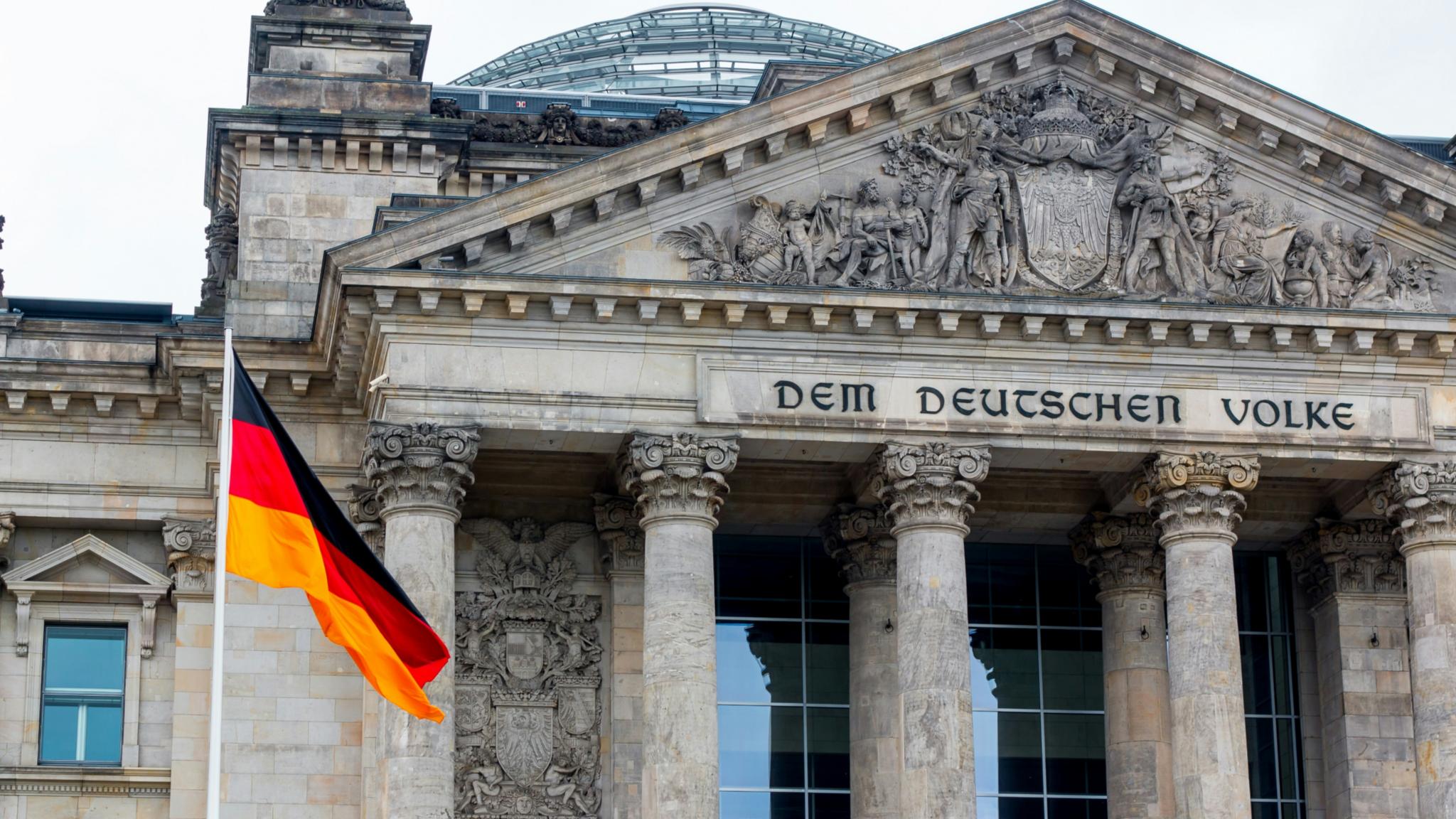 Deutsche Flagge vor dem Gebäude des Bundestags